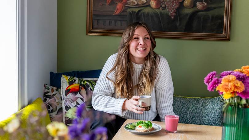 Erika Edvardsson spiser avokadotoast med Bakerens Utvalgte-brød.jpg