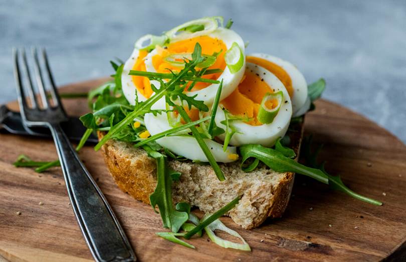 Grovt brød gir energi - og kokt egg på speltbrød er en enkel turmatfavoritt.