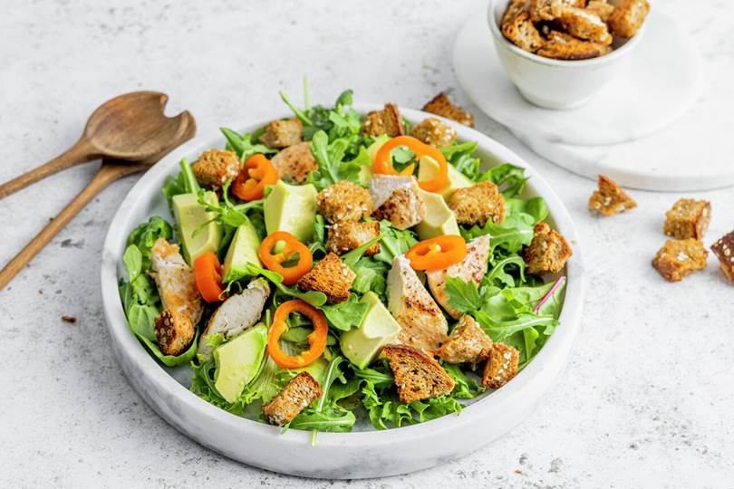 Kyllingsalat med sesamkrutonger.jpg