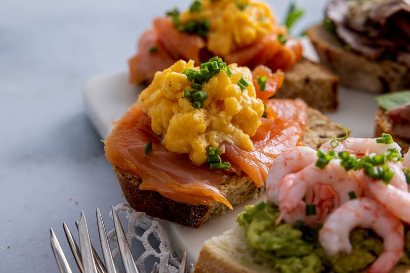 Snitter til hverdags og fest Bakerens Utvalgte Kornbrød med røkt laks og eggerøre.JPG